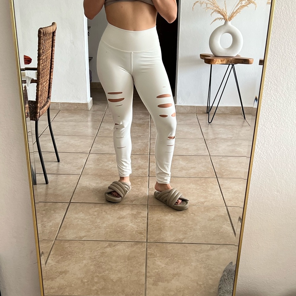 Alo yogi ripped leggings. Size M. Barely worn